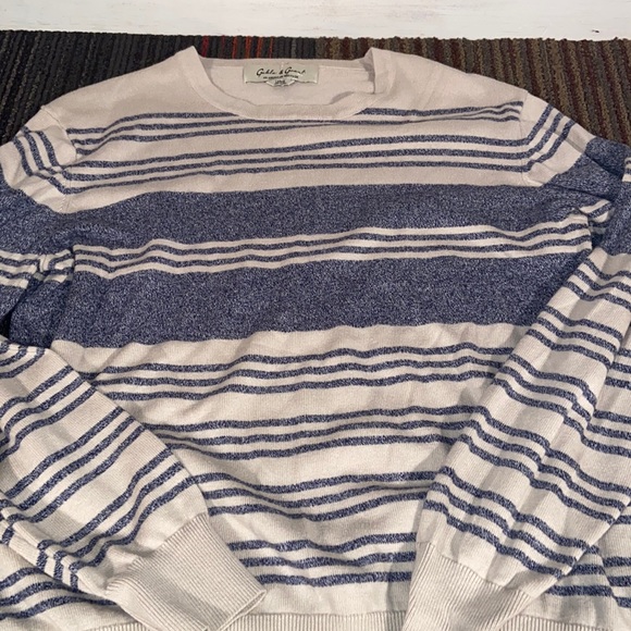 Lightweight sweater minimal wear, tag removed - Picture 1 of 6